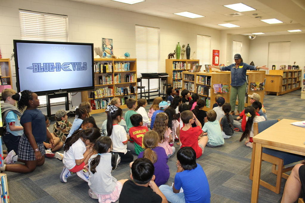 Tifton mayor visits Omega Elementary School 2nd graders.