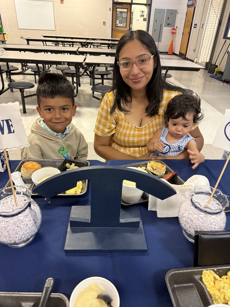 Mrs. Powell and Ms. Butler’s students had the best time at Grits and Grands with their loved ones!🤍