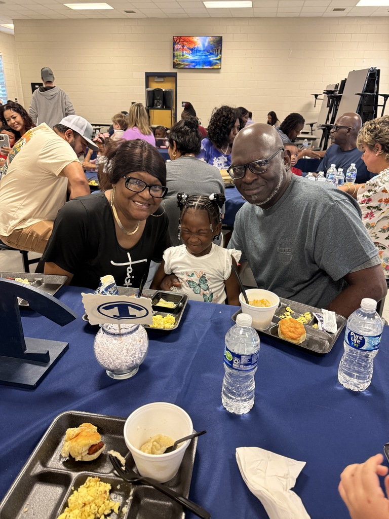 Mrs. Powell and Ms. Butler’s students had the best time at Grits and Grands with their loved ones!🤍