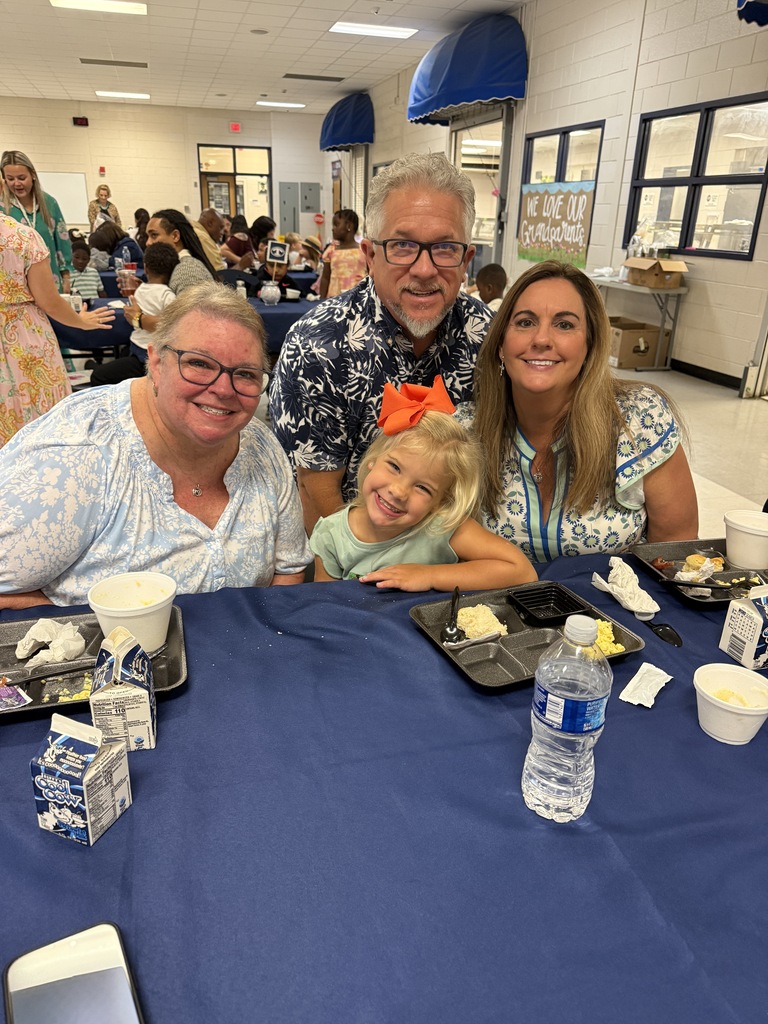 Mrs. Powell and Ms. Butler’s students had the best time at Grits and Grands with their loved ones!🤍