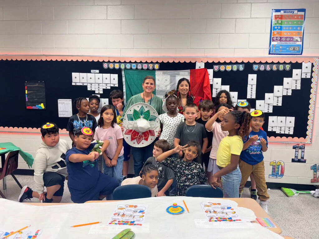 Mrs. Contreras’s second-grade students had a festive time learning about and celebrating Mexico’s Independence Day! 🥳Students explored Mexico’s culture, history, and traditions while discovering fun facts about the country. They enjoyed playing Lotería, learning about Mexican traditions, and sampling special treats. It was a fun-filled time of learning, celebrating, and making memories! ❤️🤍💚