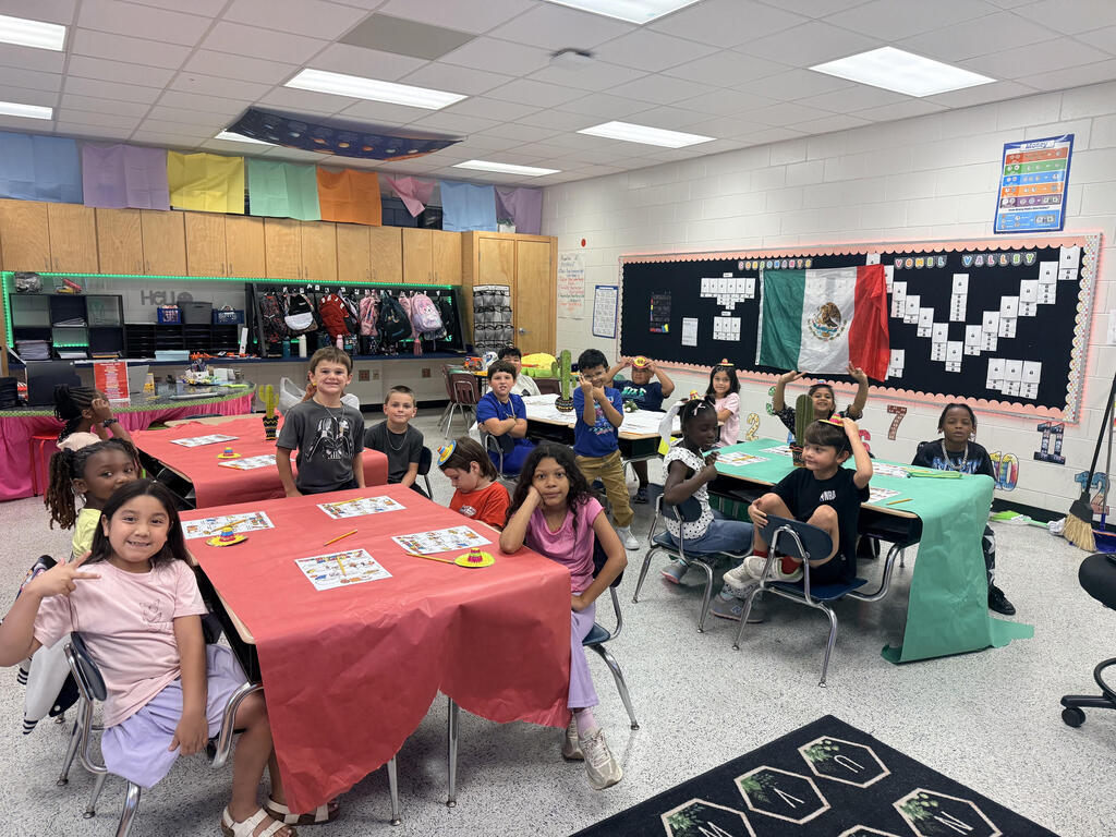 Mrs. Contreras’s second-grade students had a festive time learning about and celebrating Mexico’s Independence Day! 🥳Students explored Mexico’s culture, history, and traditions while discovering fun facts about the country. They enjoyed playing Lotería, learning about Mexican traditions, and sampling special treats. It was a fun-filled time of learning, celebrating, and making memories! ❤️🤍💚
