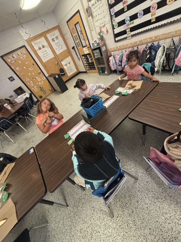 🍎📚 Fact or Opinion? We’ve been learning all about facts and opinions in reading, and today we got to put our learning to the test! ❤️ Our little learners found facts about apples and then had a sweet taste test! 🍏🍎 We tried apples with caramel and without caramel and shared our opinions about which one we liked best. And of course… learning is always a little sweeter with apples and caramel! 🍎
