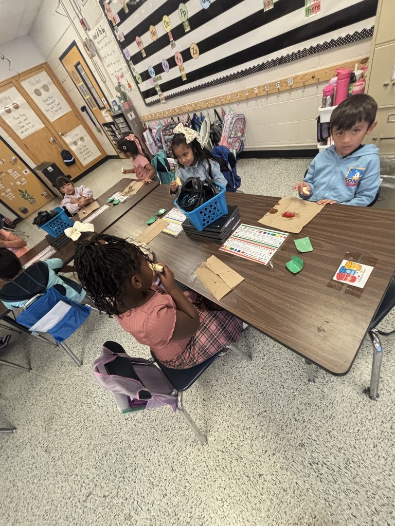 🍎📚 Fact or Opinion? We’ve been learning all about facts and opinions in reading, and today we got to put our learning to the test! ❤️ Our little learners found facts about apples and then had a sweet taste test! 🍏🍎 We tried apples with caramel and without caramel and shared our opinions about which one we liked best. And of course… learning is always a little sweeter with apples and caramel! 🍎