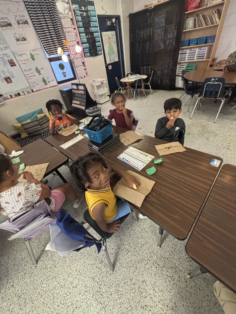 🍎📚 Fact or Opinion? We’ve been learning all about facts and opinions in reading, and today we got to put our learning to the test! ❤️ Our little learners found facts about apples and then had a sweet taste test! 🍏🍎 We tried apples with caramel and without caramel and shared our opinions about which one we liked best. And of course… learning is always a little sweeter with apples and caramel! 🍎