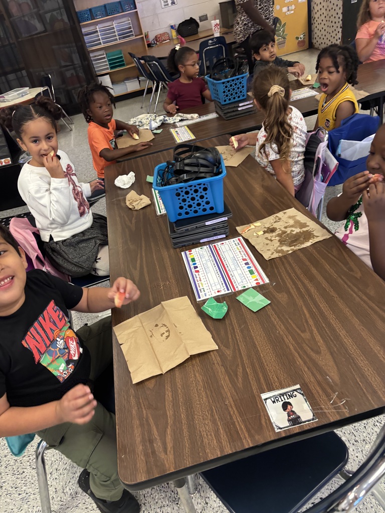 🍎📚 Fact or Opinion? We’ve been learning all about facts and opinions in reading, and today we got to put our learning to the test! ❤️ Our little learners found facts about apples and then had a sweet taste test! 🍏🍎 We tried apples with caramel and without caramel and shared our opinions about which one we liked best. And of course… learning is always a little sweeter with apples and caramel! 🍎