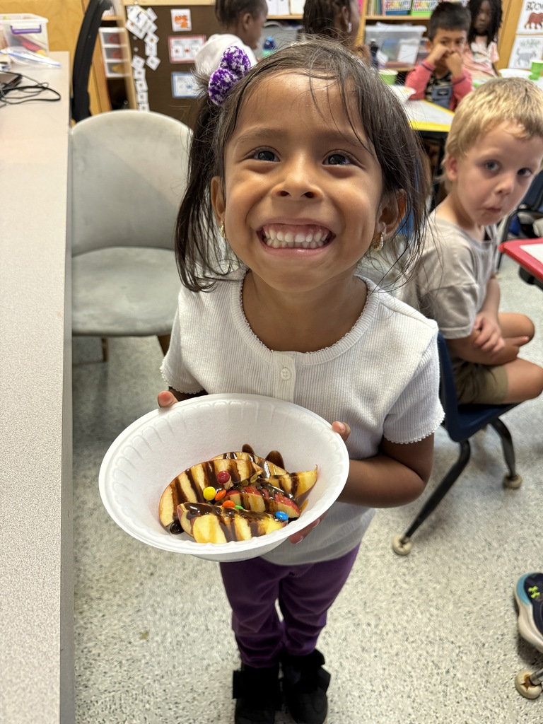 Mrs. Powell and Mrs. Butler’s class had a fun week learning all about apples! We learned about the life cycle of an apple, measured ourselves with apples, taste tested different apples as well as apple sauce, apple juice and apple chips. Then we made apple nachos on Friday. 🍎🍏