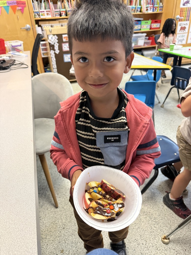 Mrs. Powell and Mrs. Butler’s class had a fun week learning all about apples! We learned about the life cycle of an apple, measured ourselves with apples, taste tested different apples as well as apple sauce, apple juice and apple chips. Then we made apple nachos on Friday. 🍎🍏