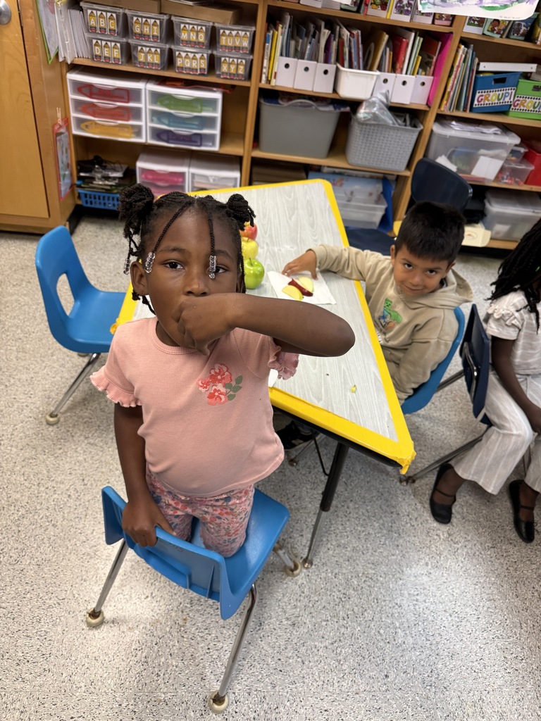 Mrs. Powell and Mrs. Butler’s class had a fun week learning all about apples! We learned about the life cycle of an apple, measured ourselves with apples, taste tested different apples as well as apple sauce, apple juice and apple chips. Then we made apple nachos on Friday. 🍎🍏