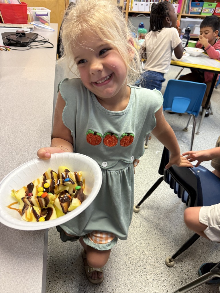 Mrs. Powell and Mrs. Butler’s class had a fun week learning all about apples! We learned about the life cycle of an apple, measured ourselves with apples, taste tested different apples as well as apple sauce, apple juice and apple chips. Then we made apple nachos on Friday. 🍎🍏