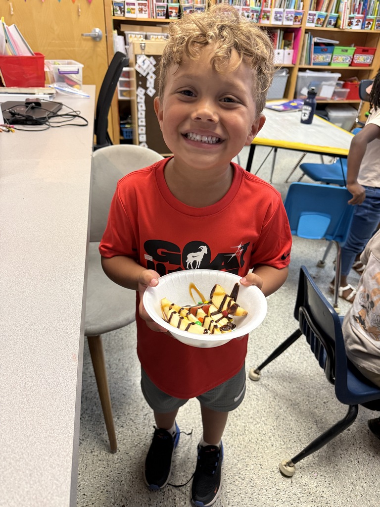 Mrs. Powell and Mrs. Butler’s class had a fun week learning all about apples! We learned about the life cycle of an apple, measured ourselves with apples, taste tested different apples as well as apple sauce, apple juice and apple chips. Then we made apple nachos on Friday. 🍎🍏