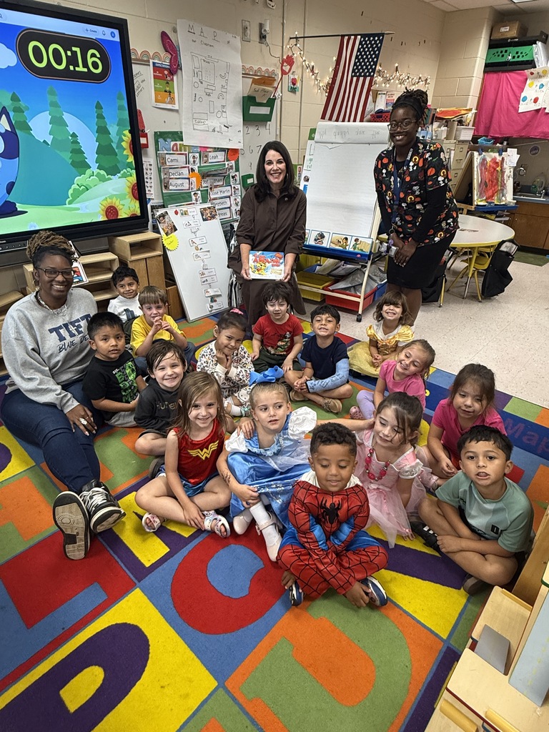 State Representative Jaclyn Ford reading to PreK students