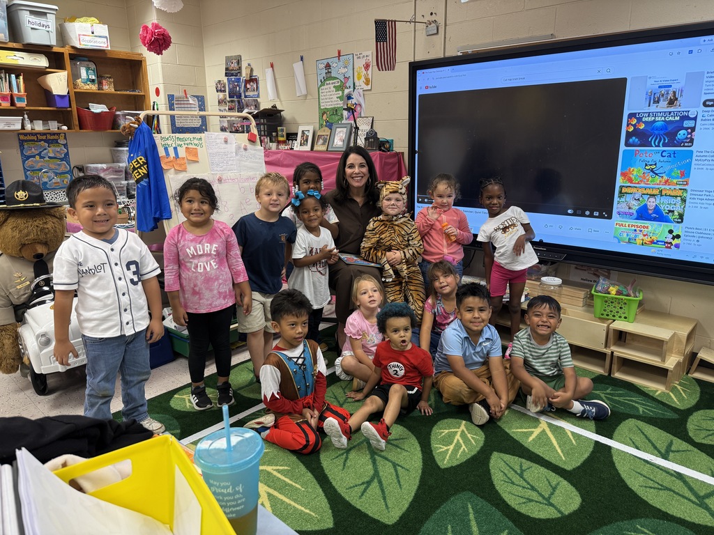 State Representative Jaclyn Ford reading to PreK students