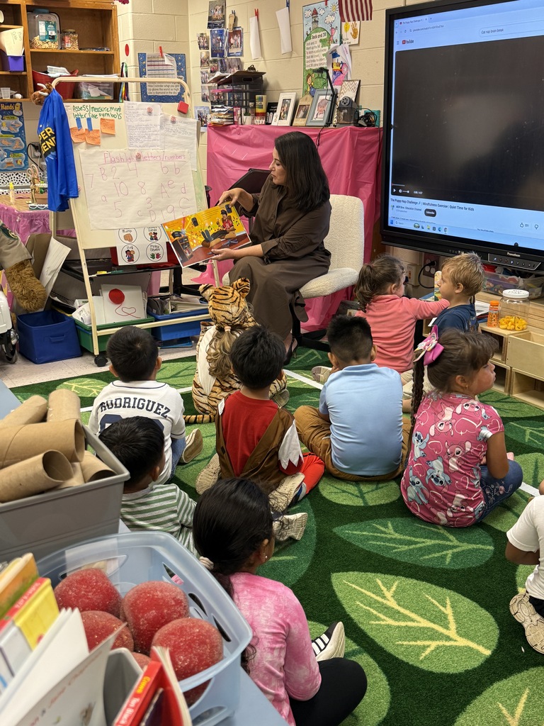 State Representative Jaclyn Ford reading to PreK students