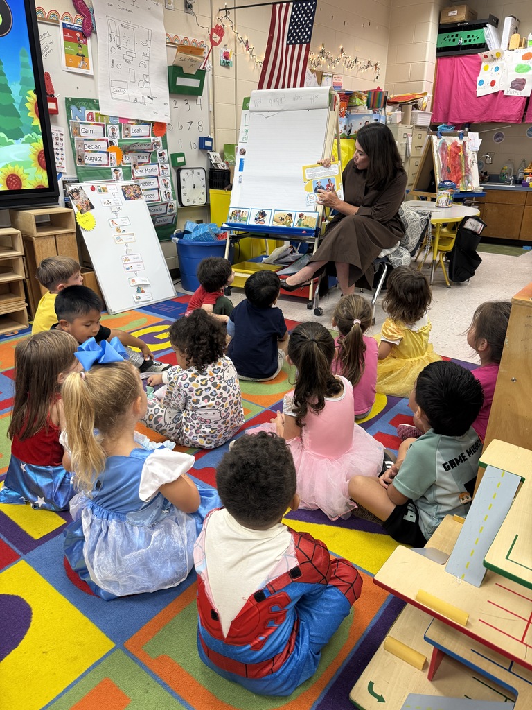State Representative Jaclyn Ford reading to PreK students