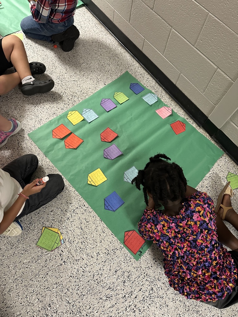 Ms. Parker’s 1st grade class is learning about fact families! Students used dice to choose their addends, then added them to find the sum. Next, students created the fact families of those numbers and assembled their house! Finally, they glued their fact-family houses down to create a fact-family community. 🏠#wearejtr #4theT