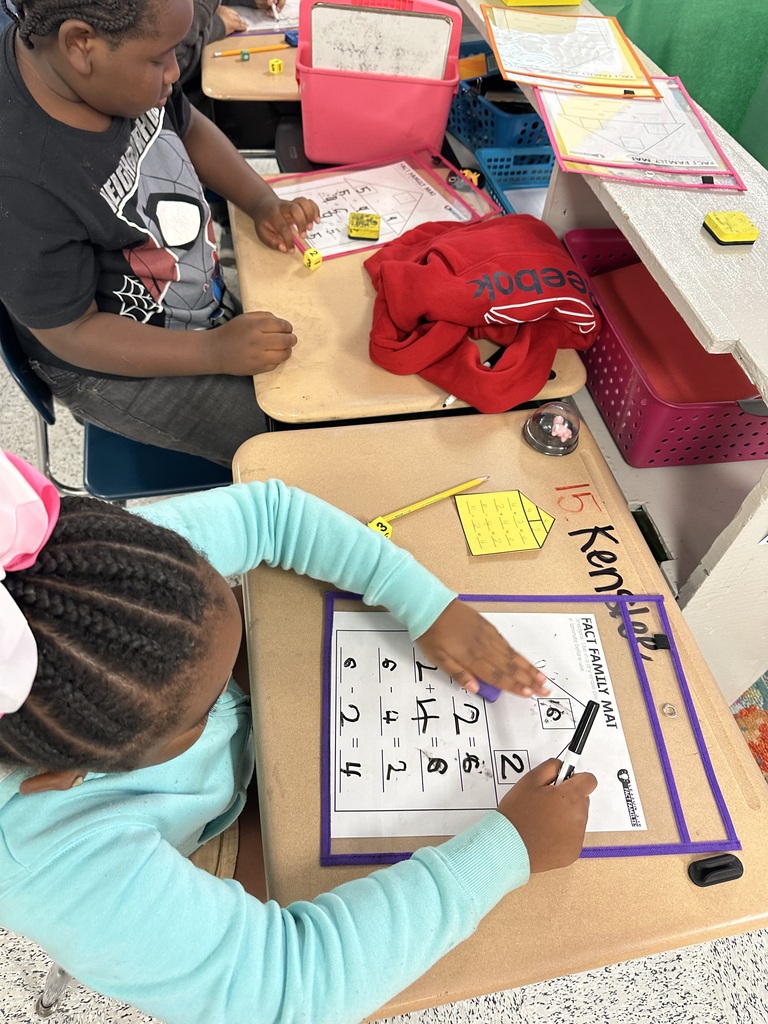 Ms. Parker’s 1st grade class is learning about fact families! Students used dice to choose their addends, then added them to find the sum. Next, students created the fact families of those numbers and assembled their house! Finally, they glued their fact-family houses down to create a fact-family community. 🏠#wearejtr #4theT