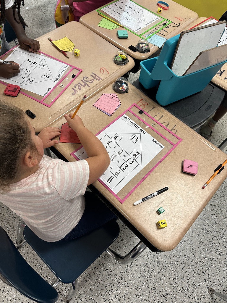 Ms. Parker’s 1st grade class is learning about fact families! Students used dice to choose their addends, then added them to find the sum. Next, students created the fact families of those numbers and assembled their house! Finally, they glued their fact-family houses down to create a fact-family community. 🏠#wearejtr #4theT