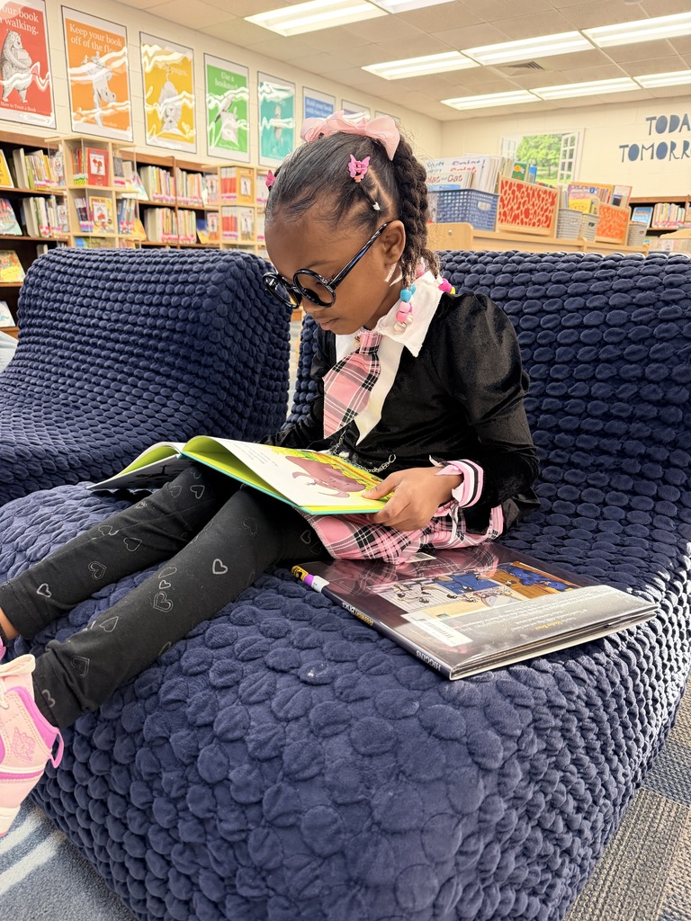 Angelica may be new to our school, but she’s already found the perfect way to spend her time—reading a good book while waiting for her computer! We love seeing our students read here, there, and everywhere! 😍💙📖 #wearejtr #4theT 