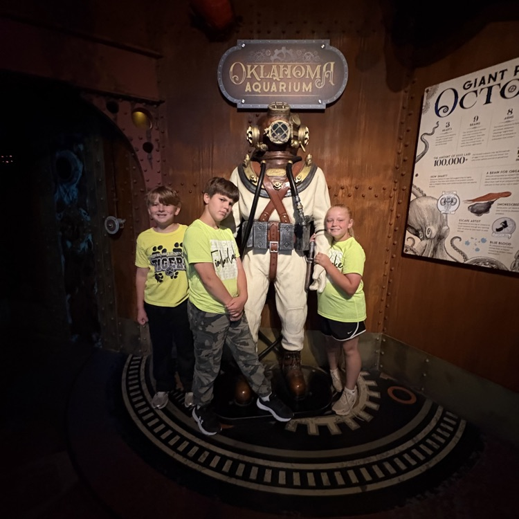 students standing by in front of Oklahoma Aquarium sign 
