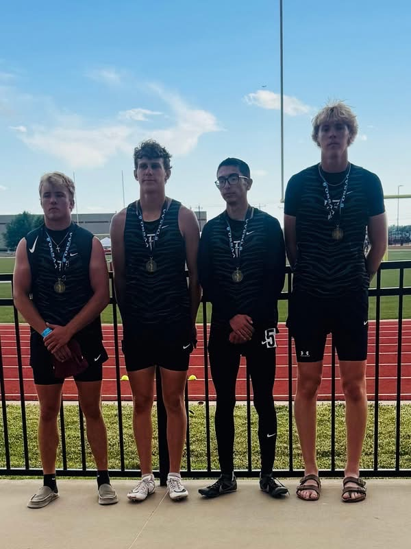 boys 4x200 meter relay team 