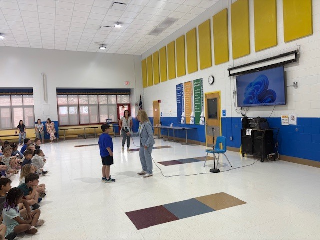 Students with Mayor and Principal 