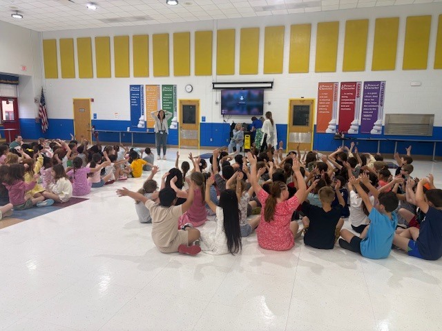 Students with Mayor and Principal 