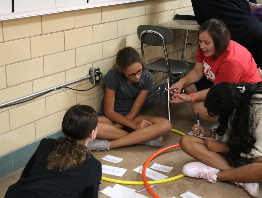 TMS students work on Venn diagrams to discuss their novel.  