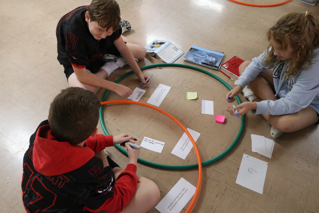 TMS students work on Venn diagrams to discuss their novel.  