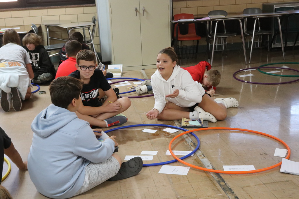 TMS students work on Venn diagrams to discuss their novel.  