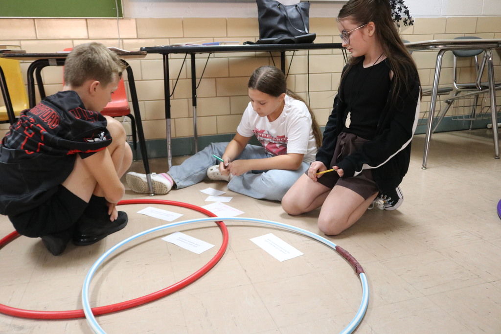 TMS students work on Venn diagrams to discuss their novel.  
