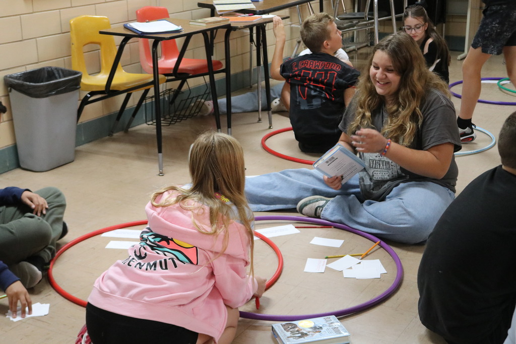 TMS students work on Venn diagrams to discuss their novel.  