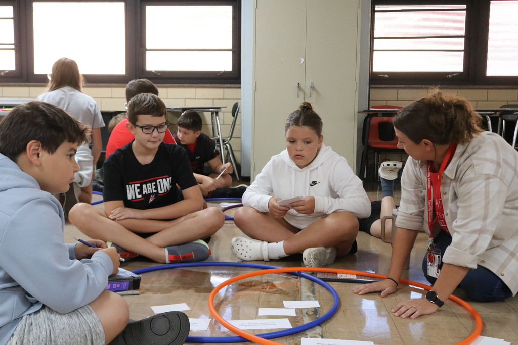 TMS students work on Venn diagrams to discuss their novel.  