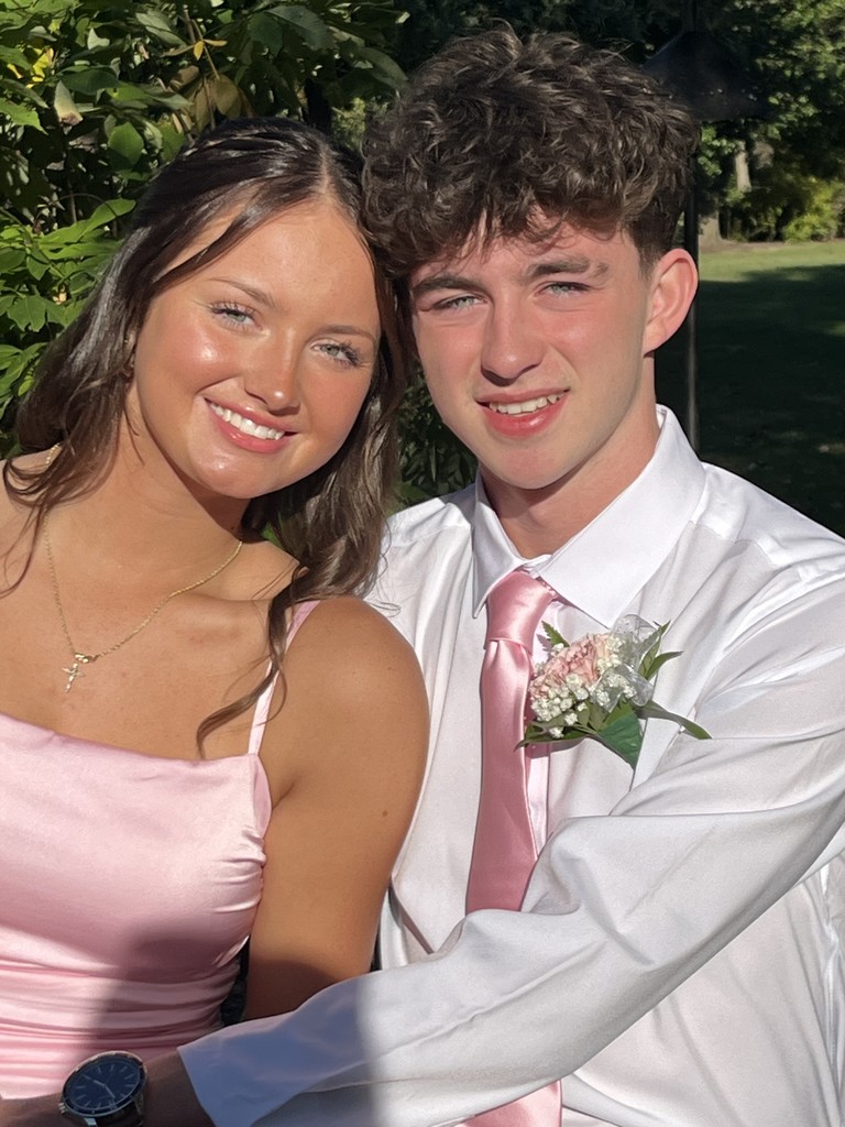 Students pose for 2025 Homecoming Dance pictures.