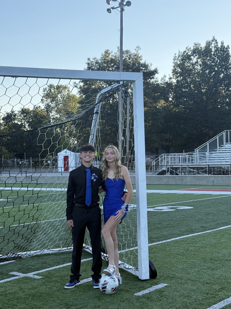 Students pose for 2025 Homecoming Dance pictures.