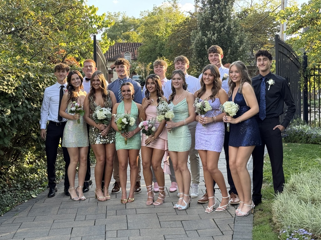 Students pose for 2025 Homecoming Dance pictures.