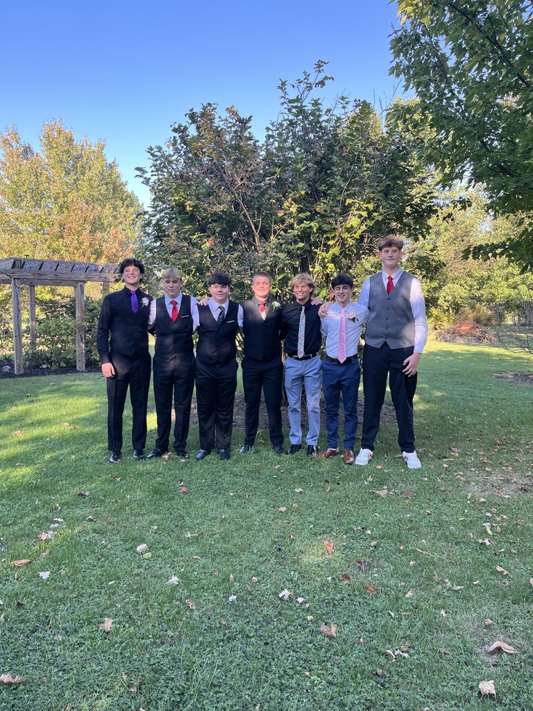 Students pose for 2025 Homecoming Dance pictures.