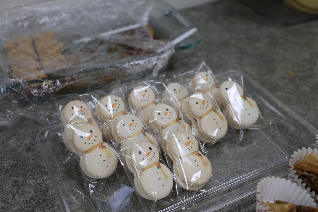 Snowmen macarons.  