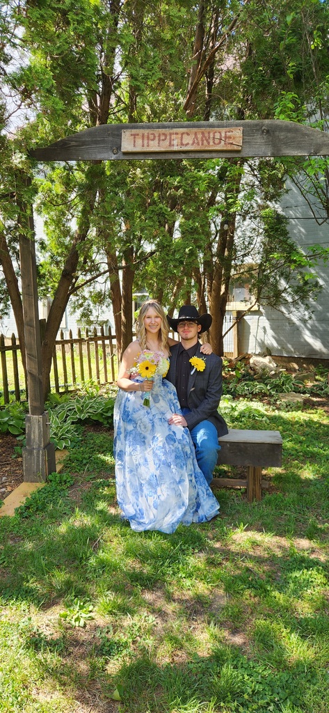 THS students pose for a photo before prom.