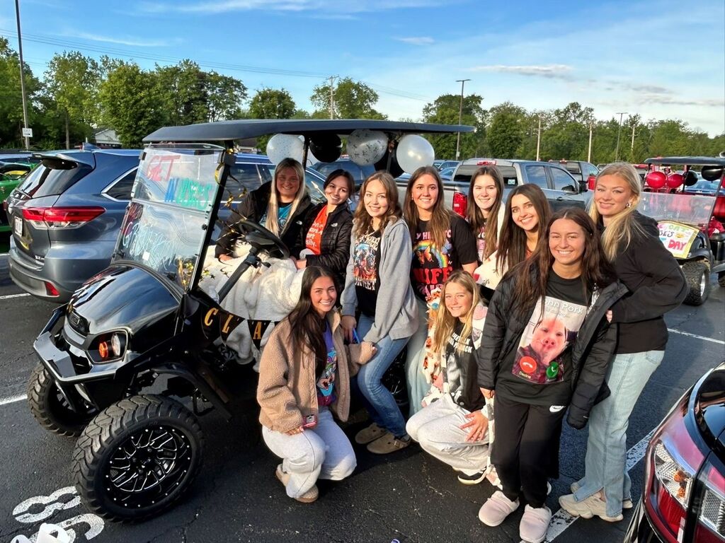 THS students get in a large group for a photo before the start of the senior parade.