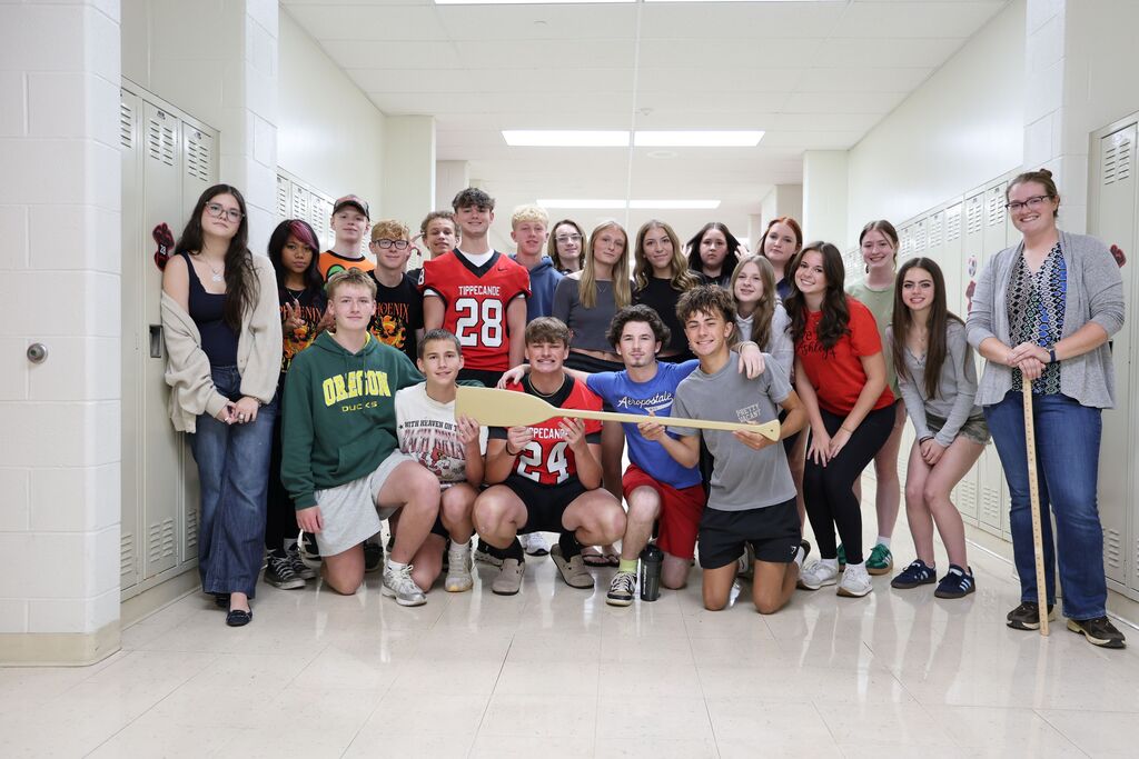 THS students pose for a class photo after winning the golden oar.