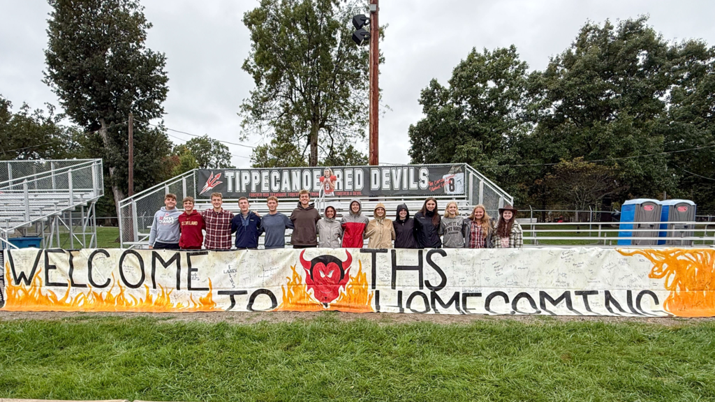 THS Student Senate members stand with a sign they made that says Welcome to THS Homecoming.