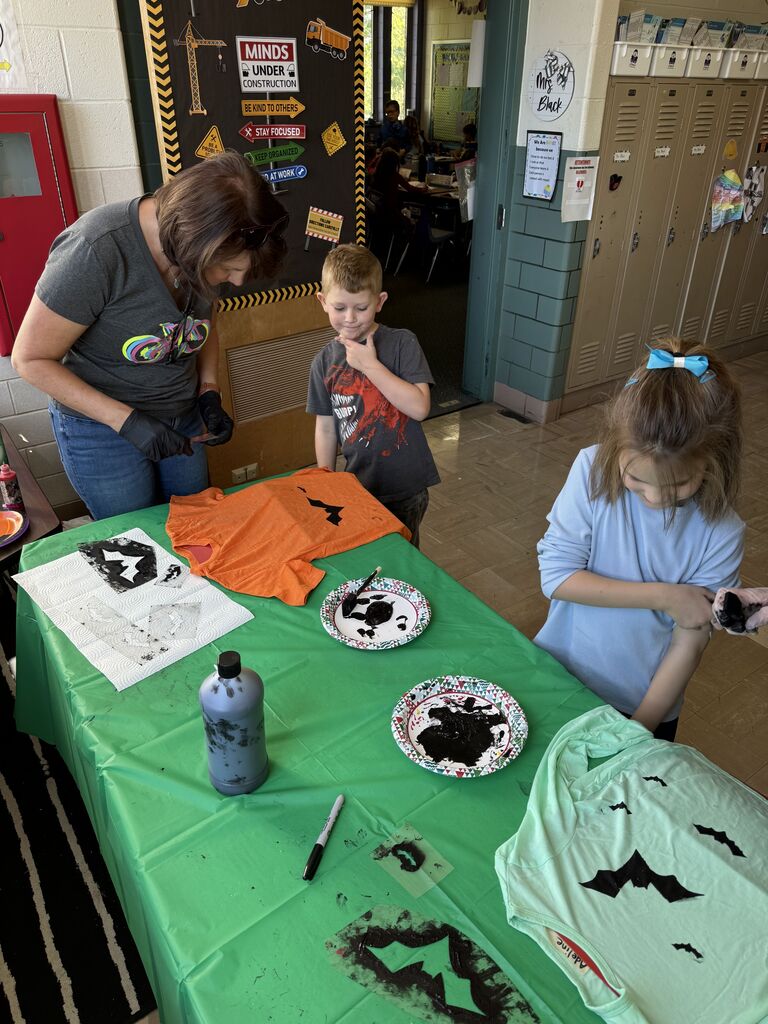 Creating a halloween bat shirt at Broadway.