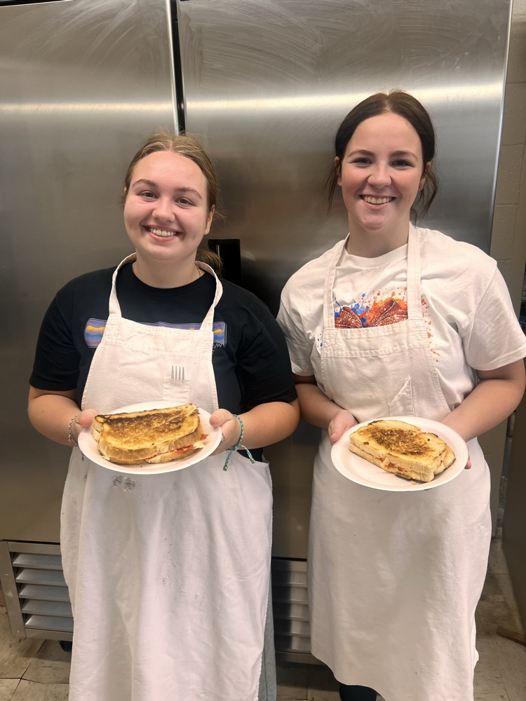 students highlighting their dishes