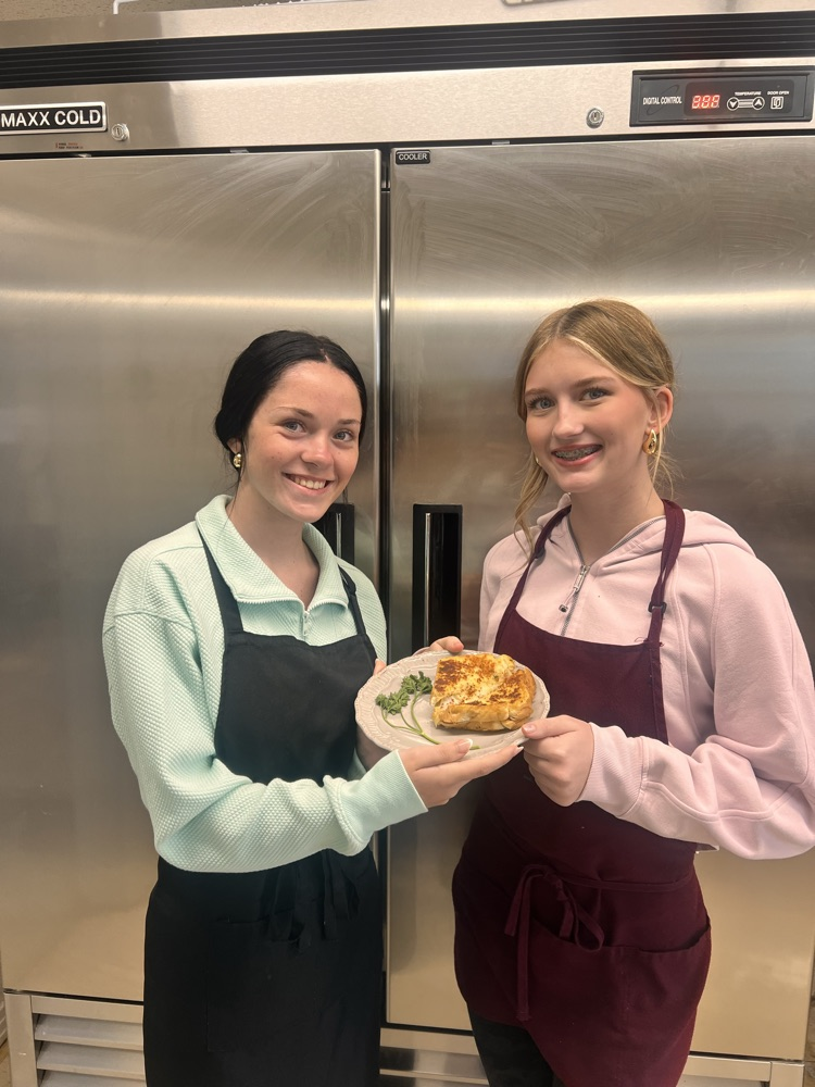 students highlighting their dishes