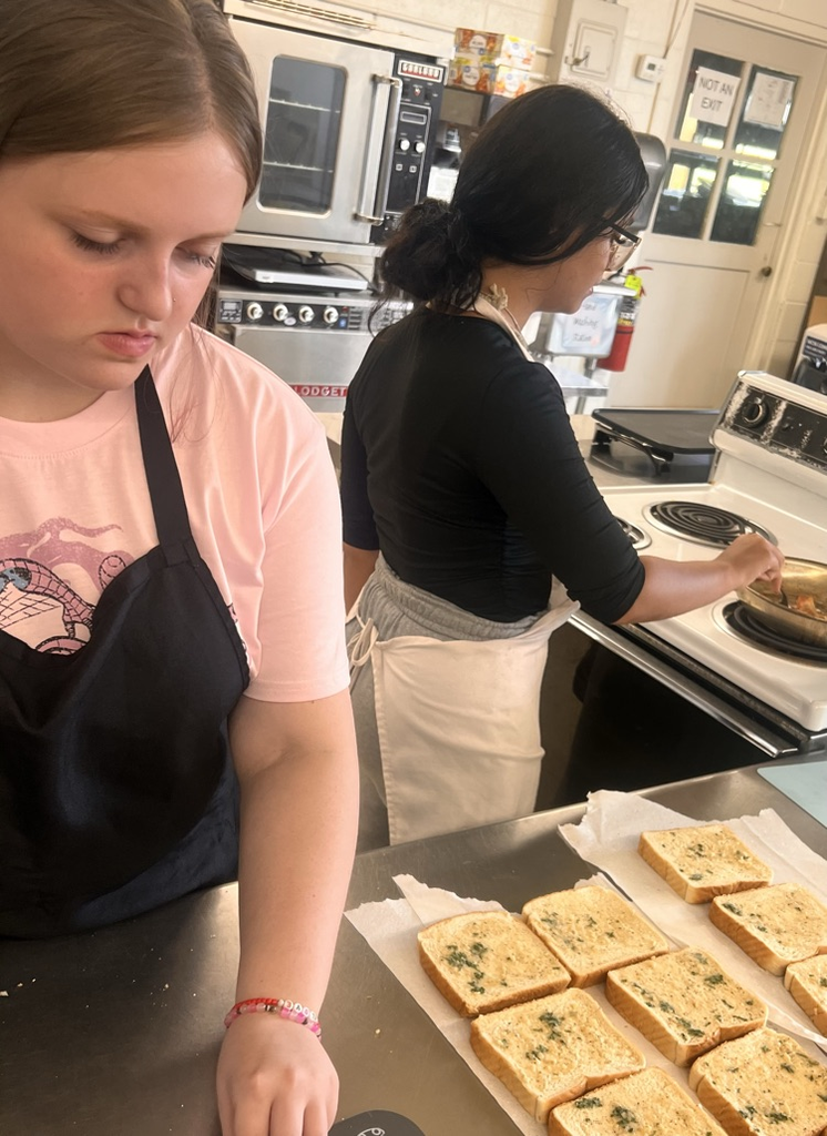 students highlighting their dishes