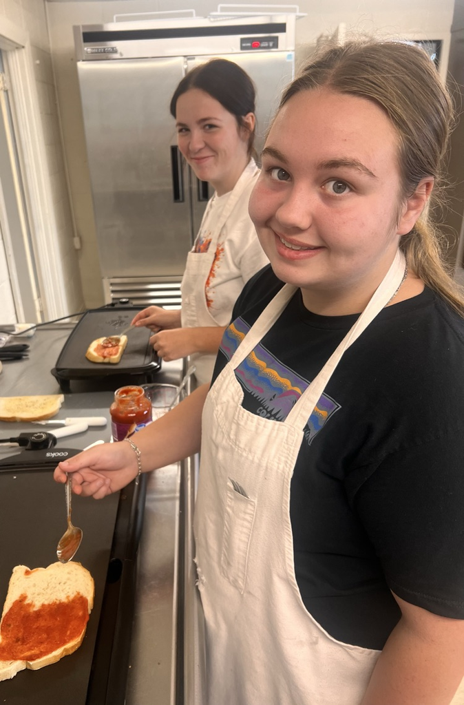 students highlighting their dishes