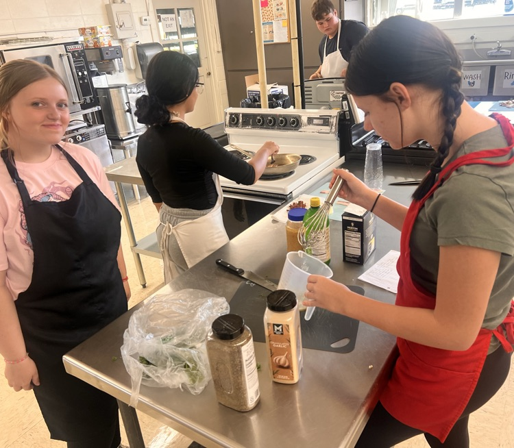 students highlighting their dishes