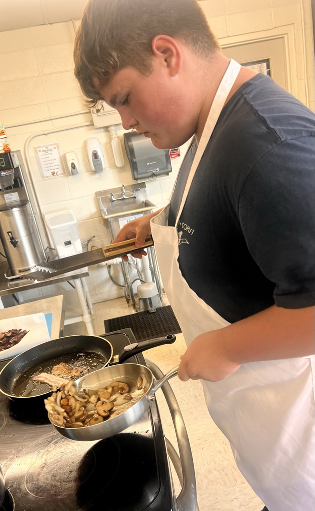 students highlighting their dishes