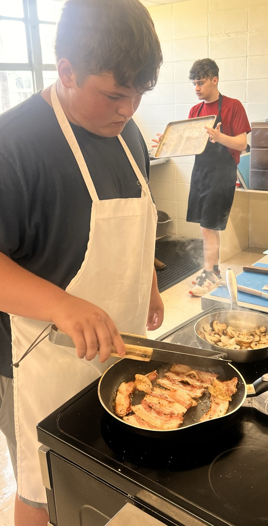 students highlighting their dishes